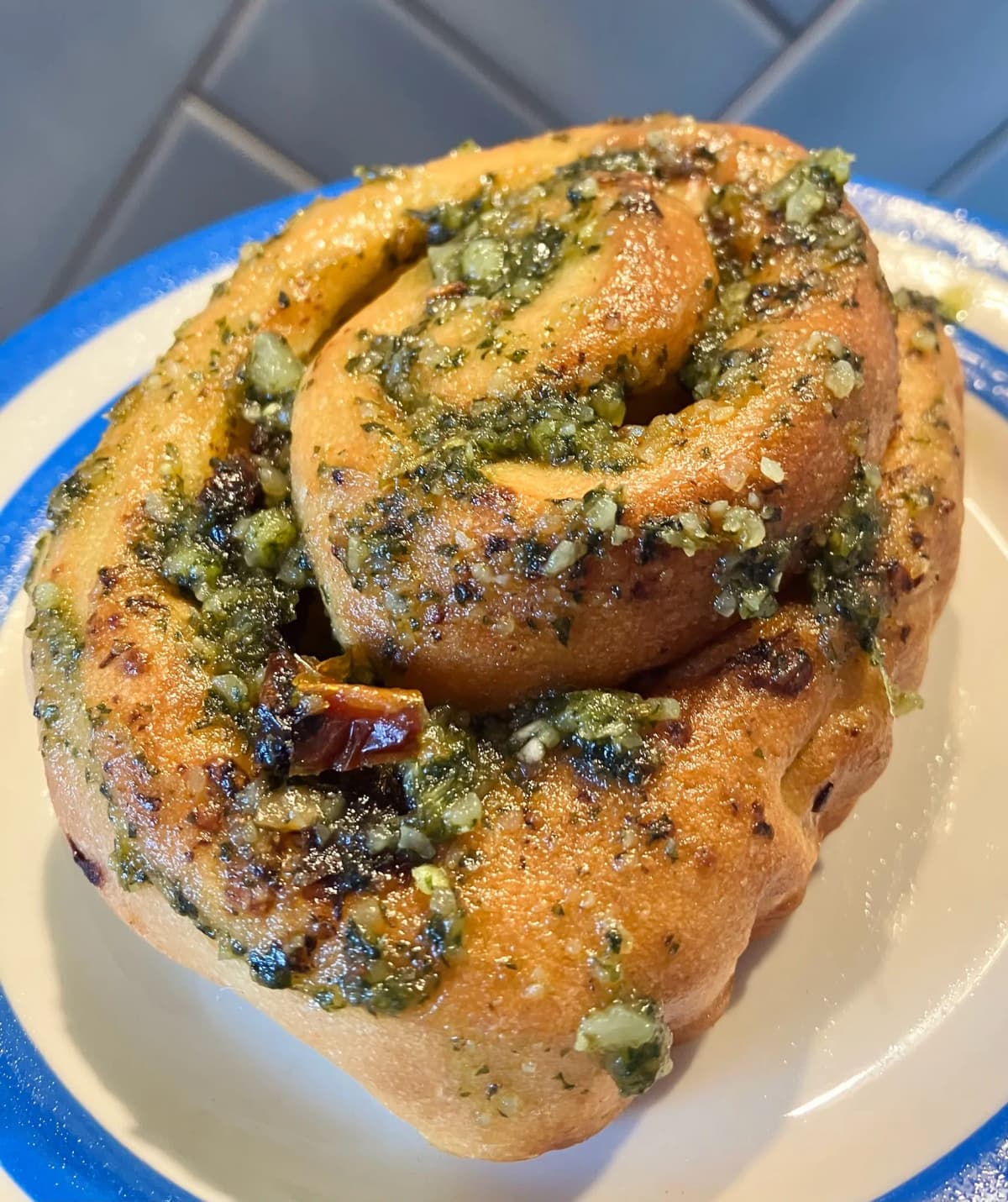 Pesto, mozzarella and sun-dried tomato swirls